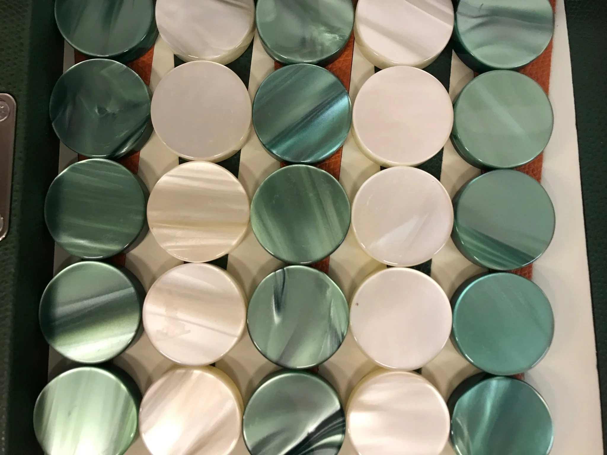 Pions de backgammon en acetate nacrés - Ivoire / Vert - Image 2